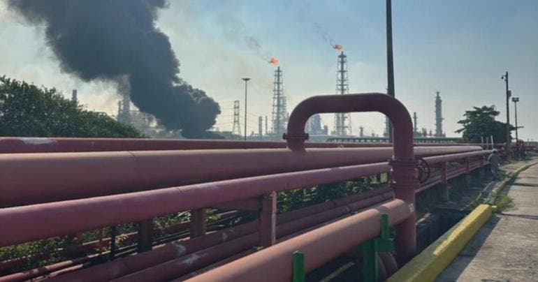 (fotos) Reportan incendio en refinería de Pemex en Minatitlán, Veracruz