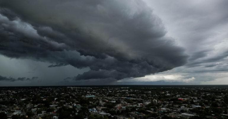 Huracán ‘Rafael’ baja a categoría 2; prevén lluvias fuertes en varios estados