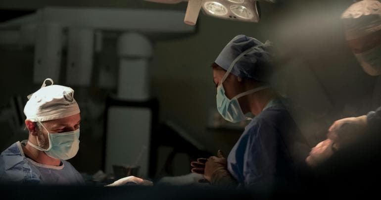 Joven muere tras someterse a una rinoplastia con cirujano de TikTok