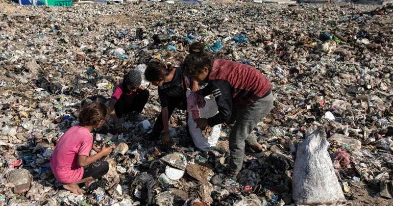 La inocencia en la basura, niños palestinos buscan en un vertedero de Gaza deshechos para quemar y poder cocinar (EFE)