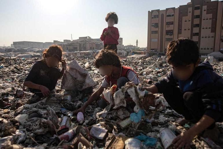 La inocencia en la basura, niños palestinos buscan en un vertedero de Gaza deshechos para quemar y poder cocinar (EFE)