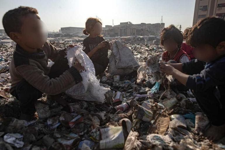 La inocencia en la basura, niños palestinos buscan en un vertedero de Gaza deshechos para quemar y poder cocinar (EFE)