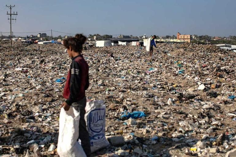 La inocencia en la basura, niños palestinos buscan en un vertedero de Gaza deshechos para quemar y poder cocinar (EFE)