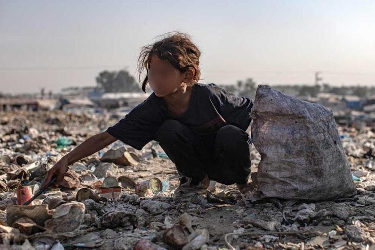 La inocencia en la basura, niños palestinos buscan en un vertedero de Gaza deshechos para quemar y poder cocinar (EFE)
