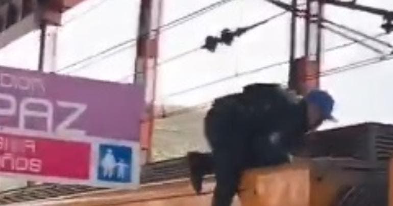 Metro Guelatao hombre camina techo vagones