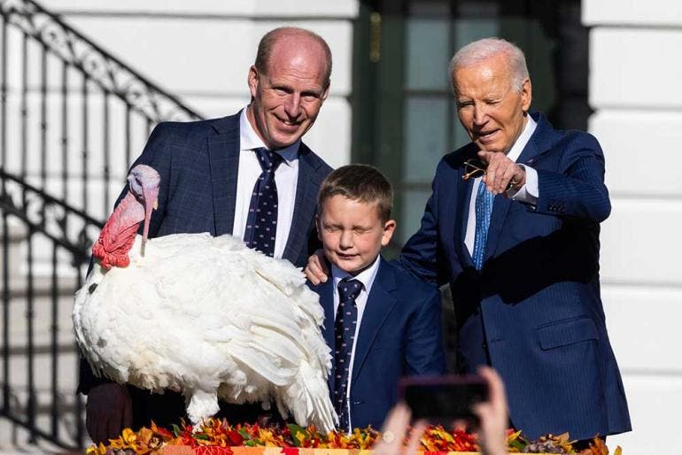 Peach y Blossom es el nombre de los dos pavos que, siguiendo la tradición, indultó este lunes el presidente de Estados Unidos, Joe Biden, salvándolos de acabar en el horno para la cena de Acción de Gracias (EFE)