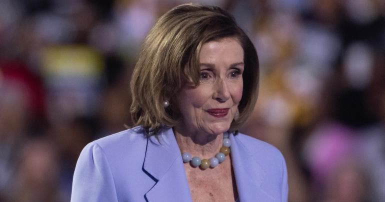 Pelosi vincula derrota demócrata al retraso de Biden en dejar la campaña