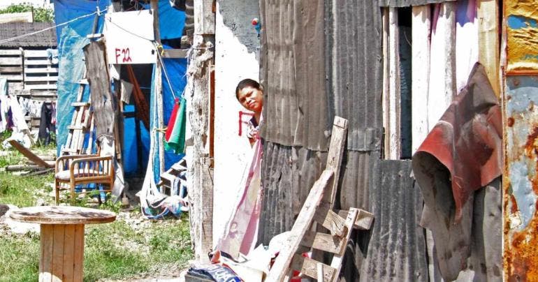 Pobreza en Latinoamérica baja al 27.3% en 2023, el nivel más bajo desde 1990