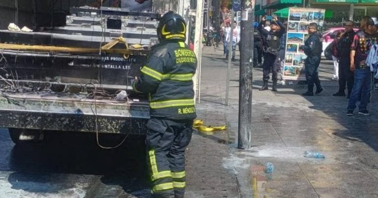 Se incendia camión de sonidero en Calzada de Guadalupe, GAM
