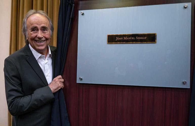 Joan Manuel Serrat se hace camino al andar en Nuevo León con un doctorado honoris causa (EFE)