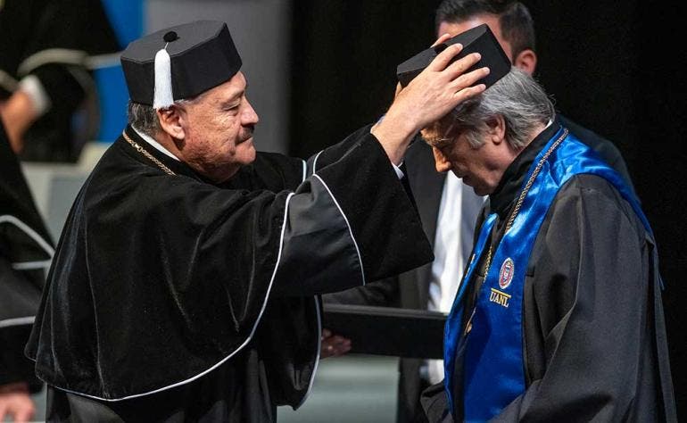 Joan Manuel Serrat se hace camino al andar en Nuevo León con un doctorado honoris causa (EFE)