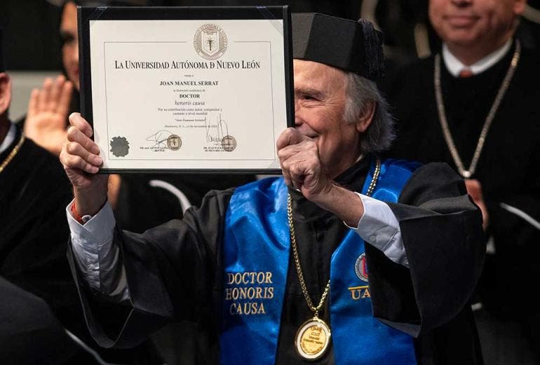 Joan Manuel Serrat se hace camino al andar en Nuevo León con un doctorado honoris causa (EFE)