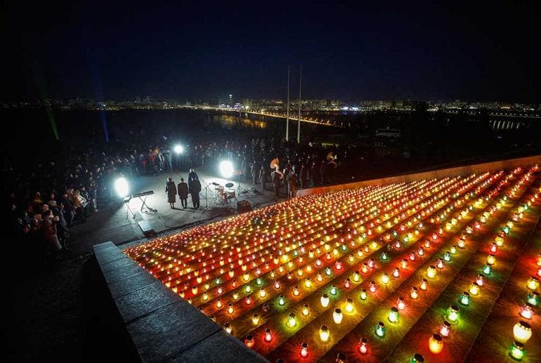Soldados, cadetes militares y civiles ucranianos encendieron este martes mil velas en las escaleras del monumento a la Patria de Kiev para conmemorar los primeros mil días de la guerra provocada por la invasión militar rusa de Ucrania (EFE)