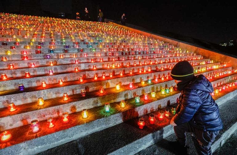 Soldados, cadetes militares y civiles ucranianos encendieron este martes mil velas en las escaleras del monumento a la Patria de Kiev para conmemorar los primeros mil días de la guerra provocada por la invasión militar rusa de Ucrania (EFE)