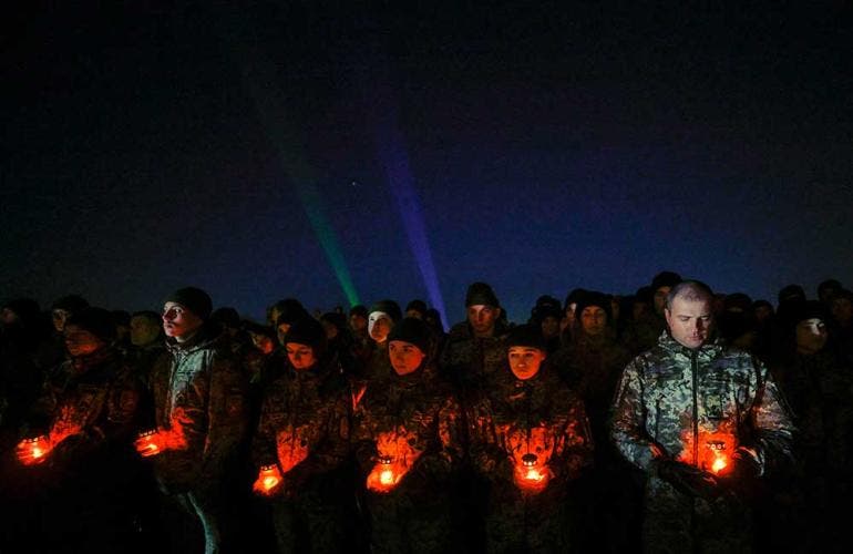 Soldados, cadetes militares y civiles ucranianos encendieron este martes mil velas en las escaleras del monumento a la Patria de Kiev para conmemorar los primeros mil días de la guerra provocada por la invasión militar rusa de Ucrania (EFE)