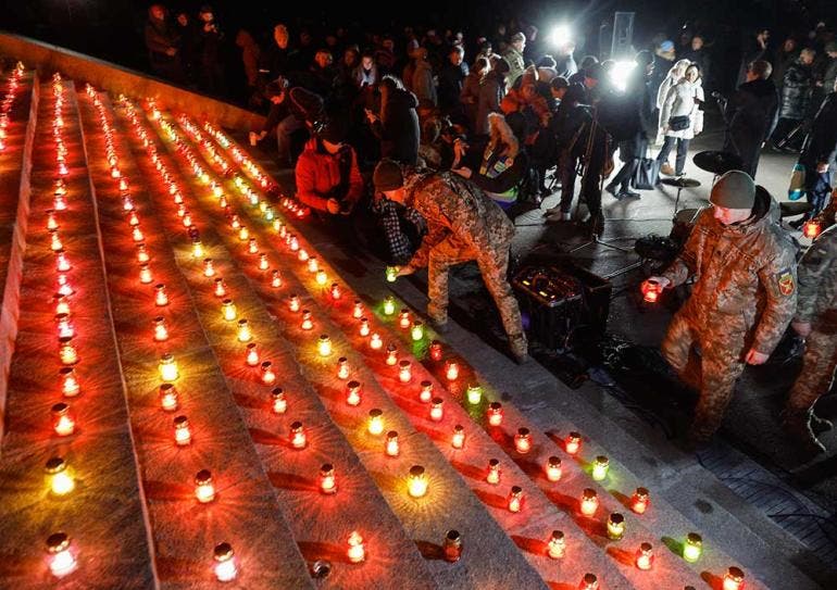 Soldados, cadetes militares y civiles ucranianos encendieron este martes mil velas en las escaleras del monumento a la Patria de Kiev para conmemorar los primeros mil días de la guerra provocada por la invasión militar rusa de Ucrania (EFE