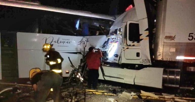 Accidente en autopista Mazatlán-Tepic deja 5 muertos y varios heridos 