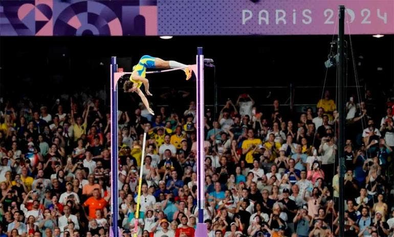 Quien más alto voló en los Juegos fue el atleta sueco Armand Duplantis, con una medalla de oro, su segunda olímpica, sin oposición aderezada con un salto estratosférico que supuso el récord del mundo de pértiga (EFE)