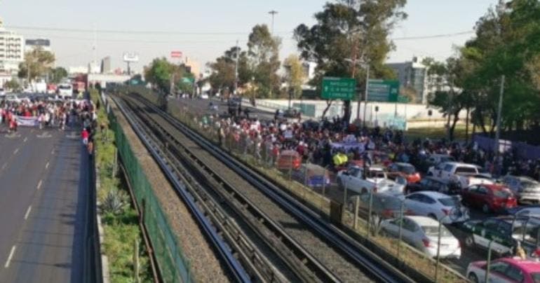 Comerciantes ambulantes bloquean Tlalpan en ambos sentidos 