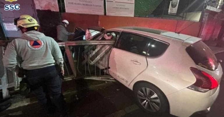 Detienen a conductor tras chocar contra valla de escuela en la Condesa
