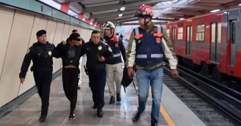 Detienen a hombre por caminar en vías de estación Consulado en la L5