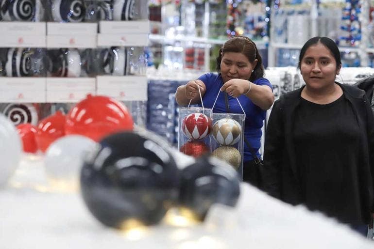 Chignahupan, el pueblo donde la Navidad es eterna en sus esferas (EFE)
