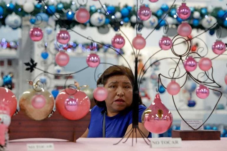 Chignahupan, el pueblo donde la Navidad es eterna en sus esferas (EFE)