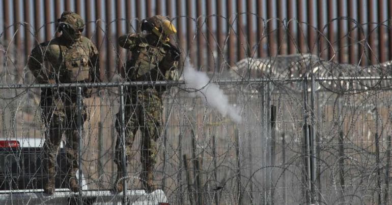 (fotos) Guardia Nacional de Texas dispara bolas de pimienta a migrantes