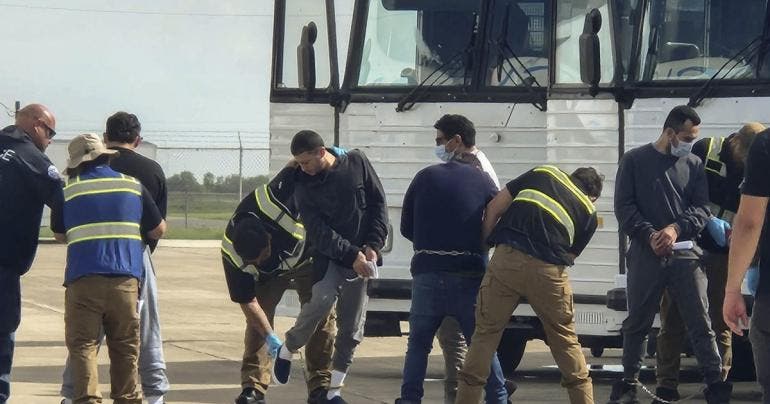 Greg Abbott campana migrantes
