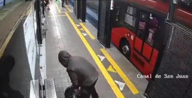indigente Canal San Juan Metrobus arroja policia