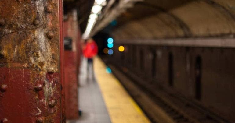 Indigente sufre quemaduras en metro de NY una semana después de un caso similar
