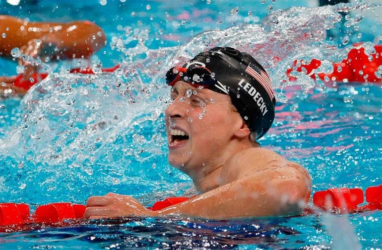 Solo Phelps ha cosechado más metales en la piscina que su compatriota Katie Ledecky, la nadadora más laureada de todos los tiempos, con nueve metales dorados, gracias a su triunfo en los 800 metros libres en París (EFE)