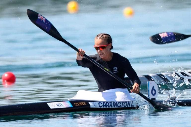 Si difícil es conseguir tres oros en unos Juegos, la piragüista neozelandesa Lisa Carrigton, de 35 años, reeditó el éxito de Tokio para sumar otro trío de triunfos K4 500, K1 y K2 500 en París (EFE)