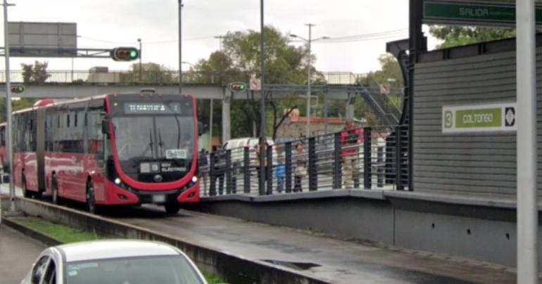 Metrobús atropella a peatón en estación Coltongo de Línea 3