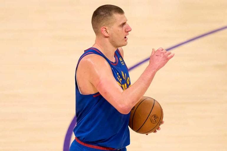 El pívot serbio de los Denver Nuggets, Nikola Jokic, sigue sin tener techo. Se convirtió este año en el noveno jugador en lograr tres títulos de mejor jugador de la liga regular de la NBA (EFE)