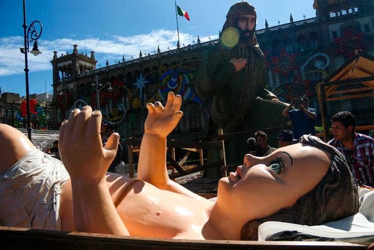 Niño Dios gigante 'llega' al Zócalo para inicio de la Verbena Navideña (Cuartoscuro)