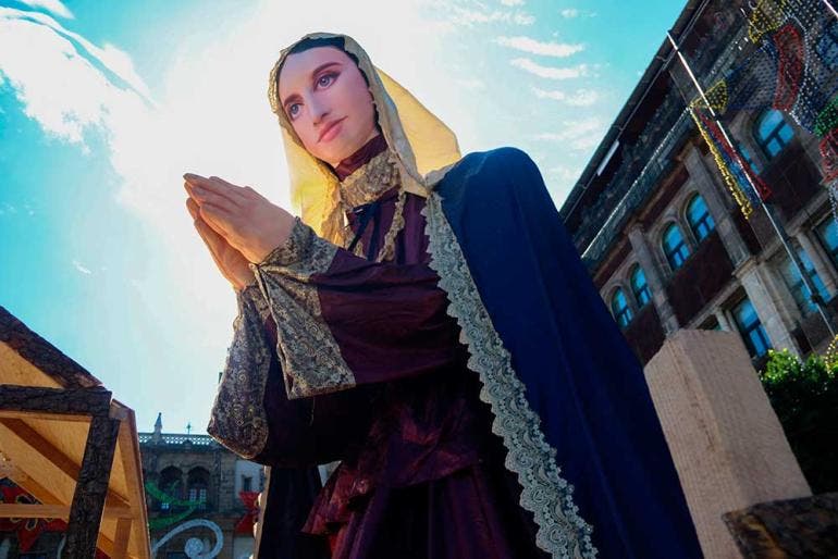 Niño Dios gigante 'llega' al Zócalo para inicio de la Verbena Navideña (Cuartoscuro)