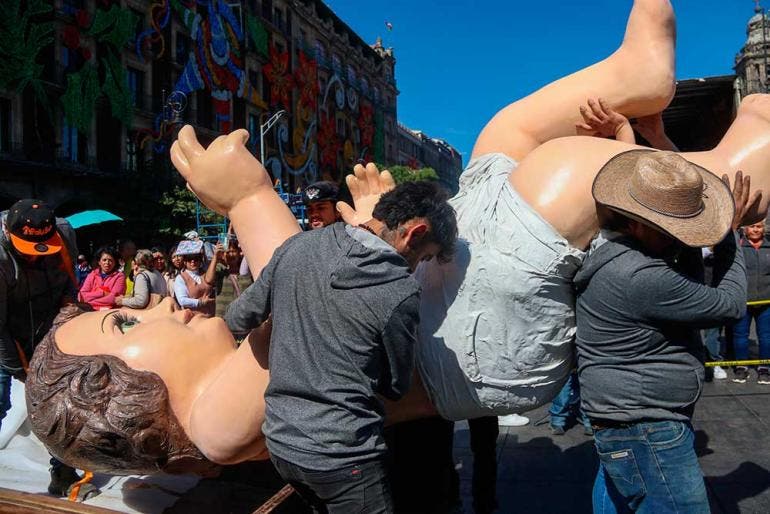 Niño Dios gigante 'llega' al Zócalo para inicio de la Verbena Navideña (Cuartoscuro)