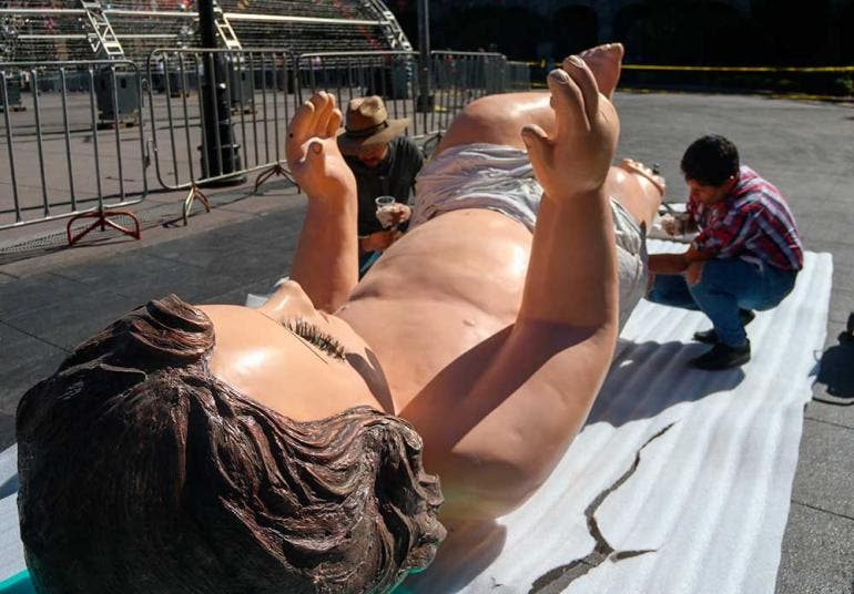Niño Dios gigante 'llega' al Zócalo para inicio de la Verbena Navideña (Cuartoscuro)