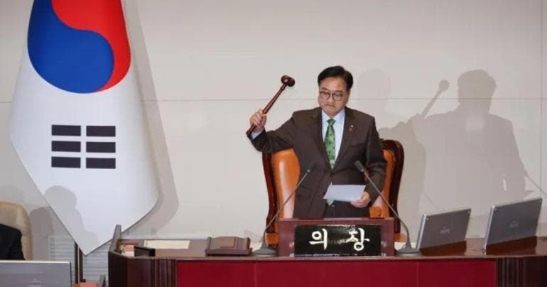 Parlamento destituye al presidente surcoreano por haber declarado la ley marcial