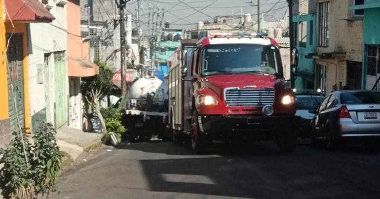 Pipa de gas se impacta contra poste de luz en la alcaldía Iztapalapa