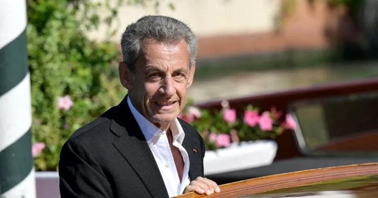 Sarkozy brazalete Francia