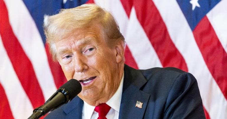 Trump aplaude fallo que prohíbe a Biden vender materiales del muro fronterizo