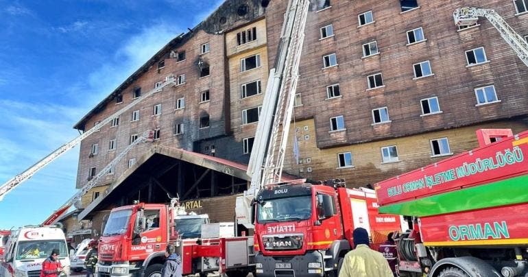 69 muertos incendio hotel Turquia