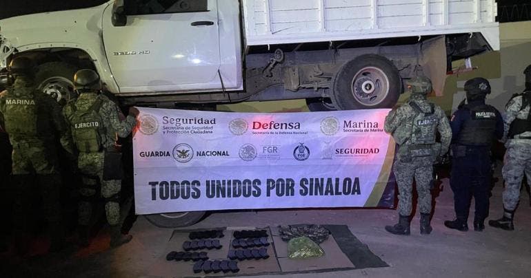 Aseguran dos camionetas con cargadores y cartuchos en Navolato, Sinaloa 