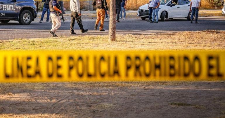 Por favor corrige la fluidez, gramática y ortografía de esta nota periodística sin editorializar (por favor, no hagas cambios drásticos): Un policía murió y otros tres resultaron heridos tras ser atacados la noche del lunes mientras resguardaban la casa del comisionado de seguridad de Tabasco Alfredo Gutiérrez Rosado, en la colonia Atasa de Villahermosa.   Según medios locales, el ataque a la escolta del comisionado Gutiérrez Rosado derivó en una persecución de los presuntos agresores, que posteriormente pr