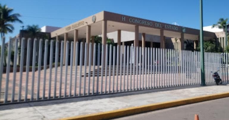 Ejecutan a exagente de la FGE frente al Congreso de Sinaloa