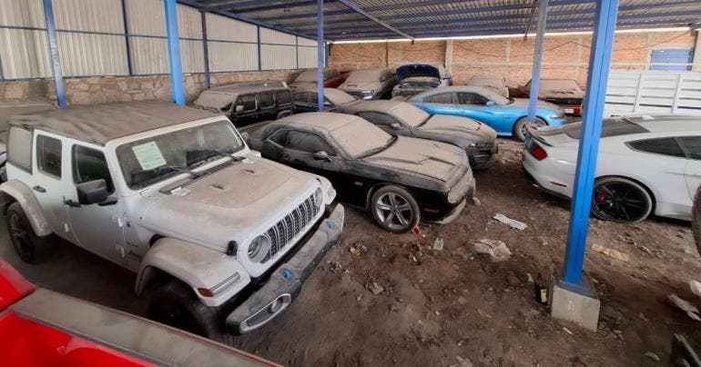 Fiscalía de Jalisco asegura 60 autos de lujo provenientes de EU; 32 con reporte de robo