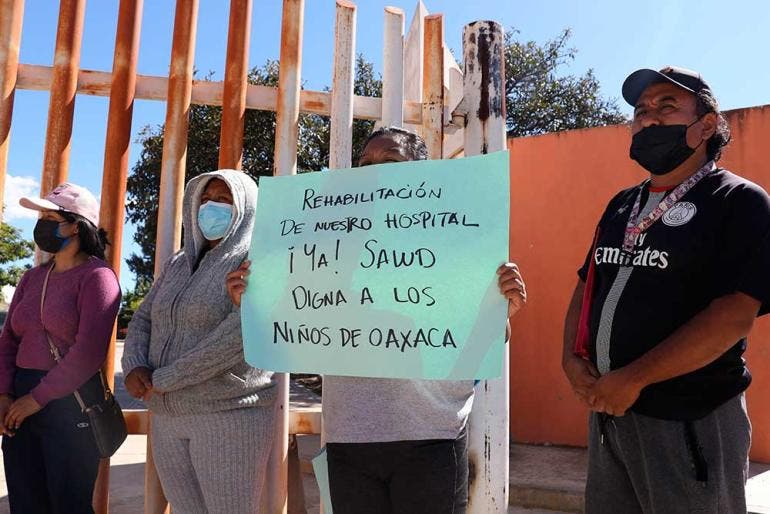 Madres y padres de pacientes infantiles oncológicos se manifestaron al exterior para exigir certeza en la atención de sus hijos (Cuartoscuro)