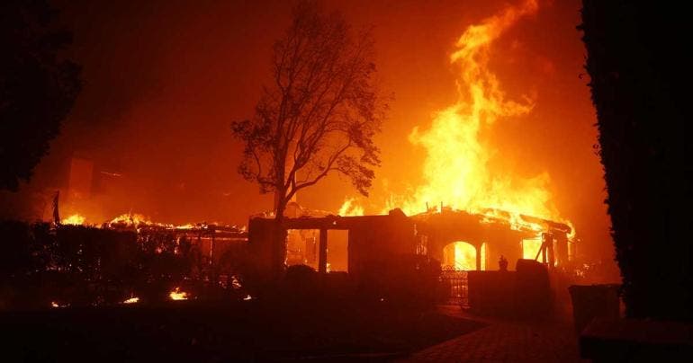 Al menos dos muertos por cuatro incendios sin control en Los Ángeles (EFE)